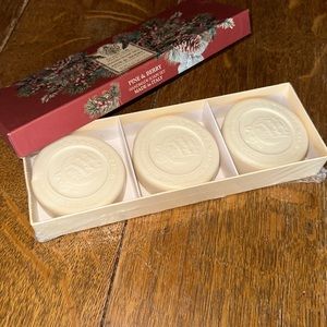 NWT La Florentina Luxury Hand Soap Set of 3 Pine and Berry Embossed Italian Bars
